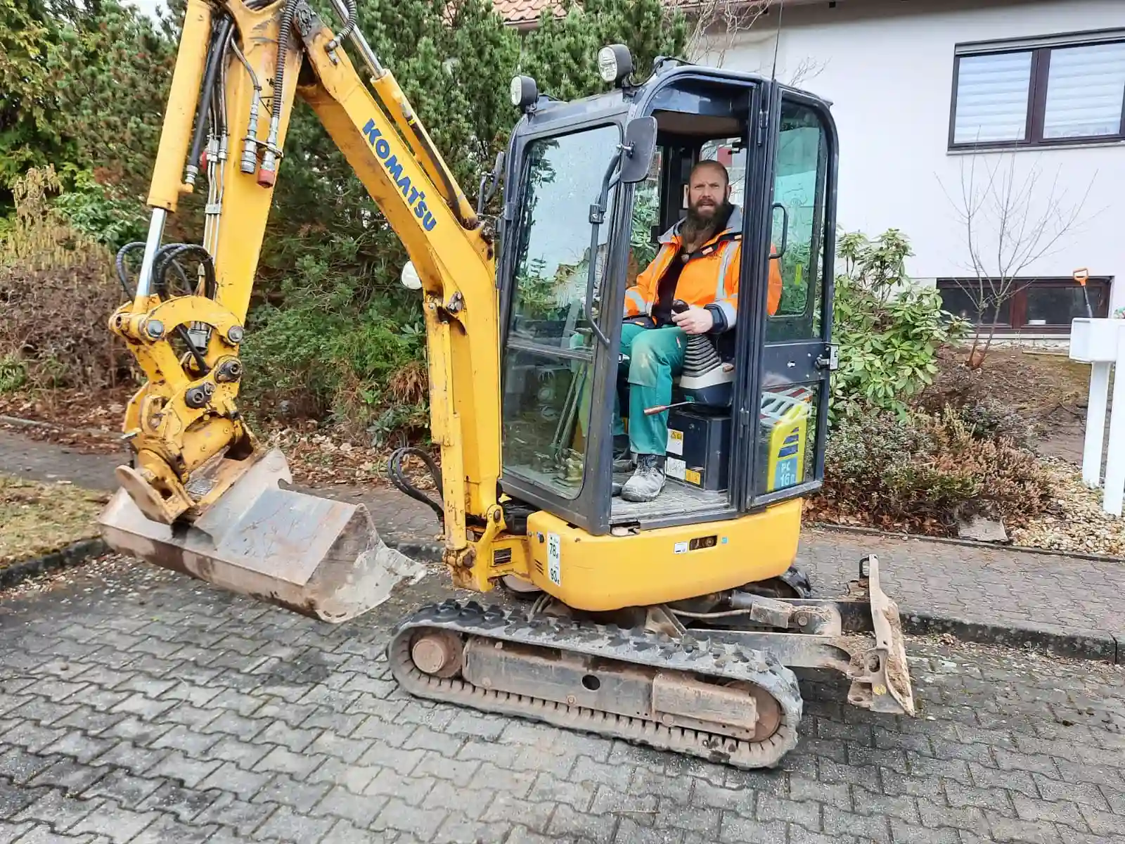 Ich sitze im Bagger auf einer Baustelle