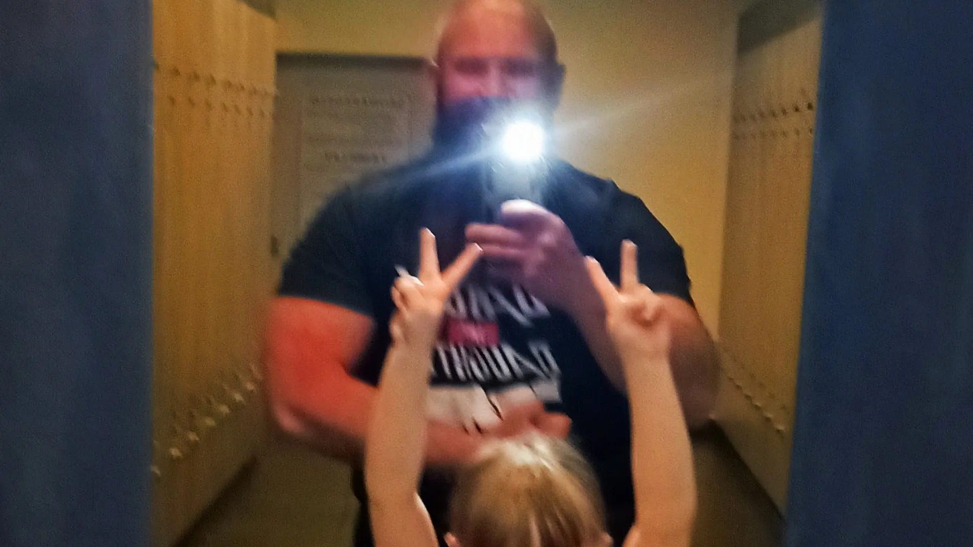 Vater und Kind machen ein fröhliches Selfie im Fitnessstudio – Toptipps24 aktiver Familien-Lifestyle