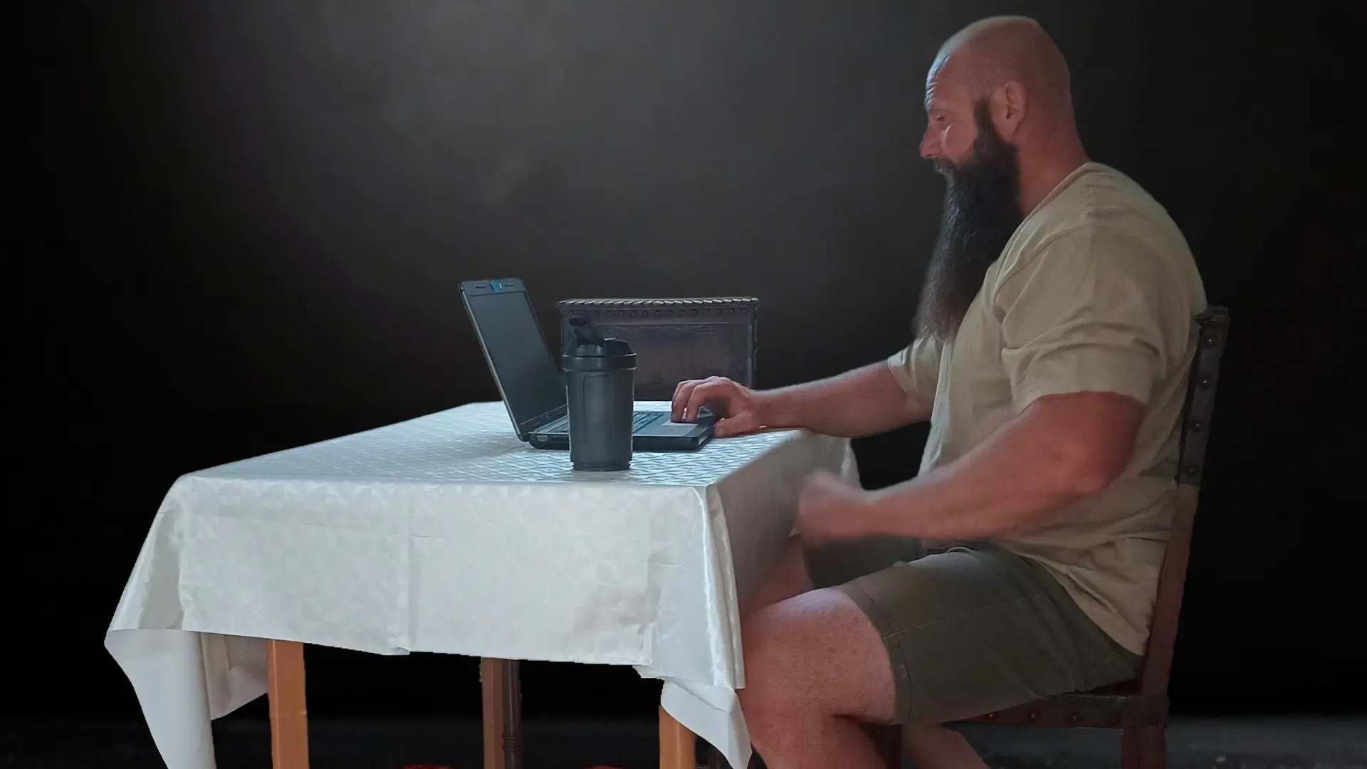 Mann arbeitet am Laptop an smarten Lifestyle- und Spar-Tipps für Fitness-Athleten – Toptipps24