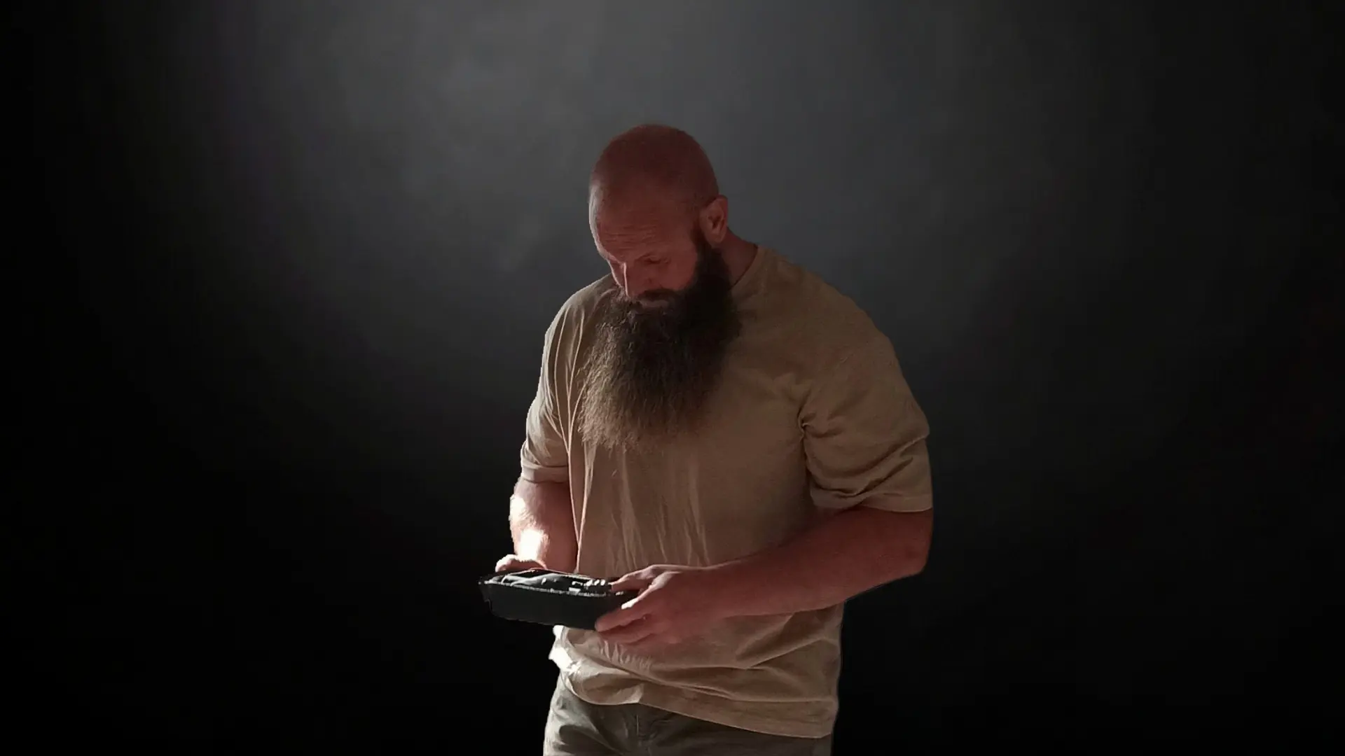 Fitness-Experte begutachtet ein technisches Gadget zur Regeneration – Toptipps24