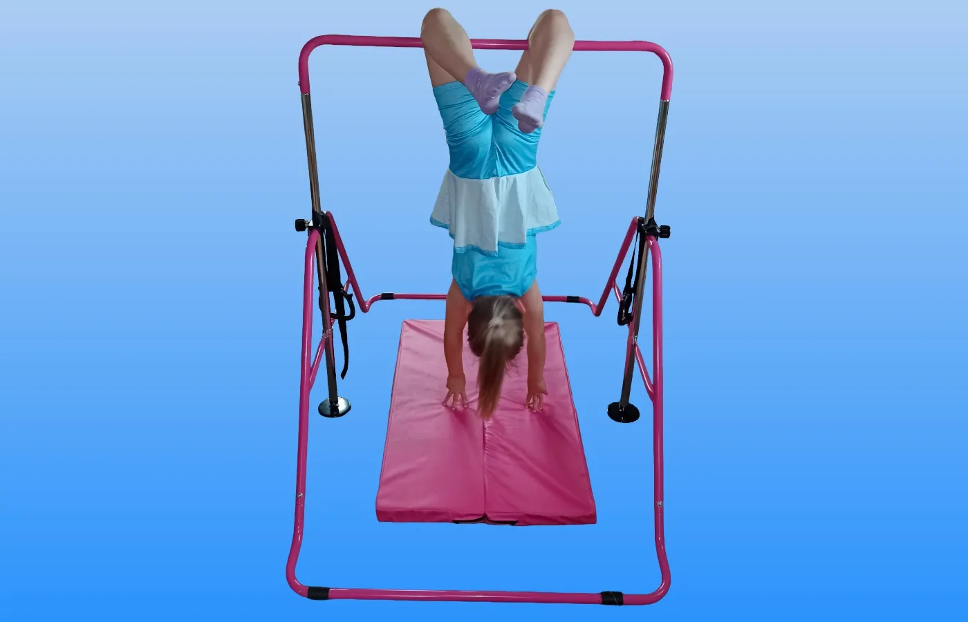 Mädchen macht einen Handstand an der pinken Gymnastikstange für Kinder zuhause