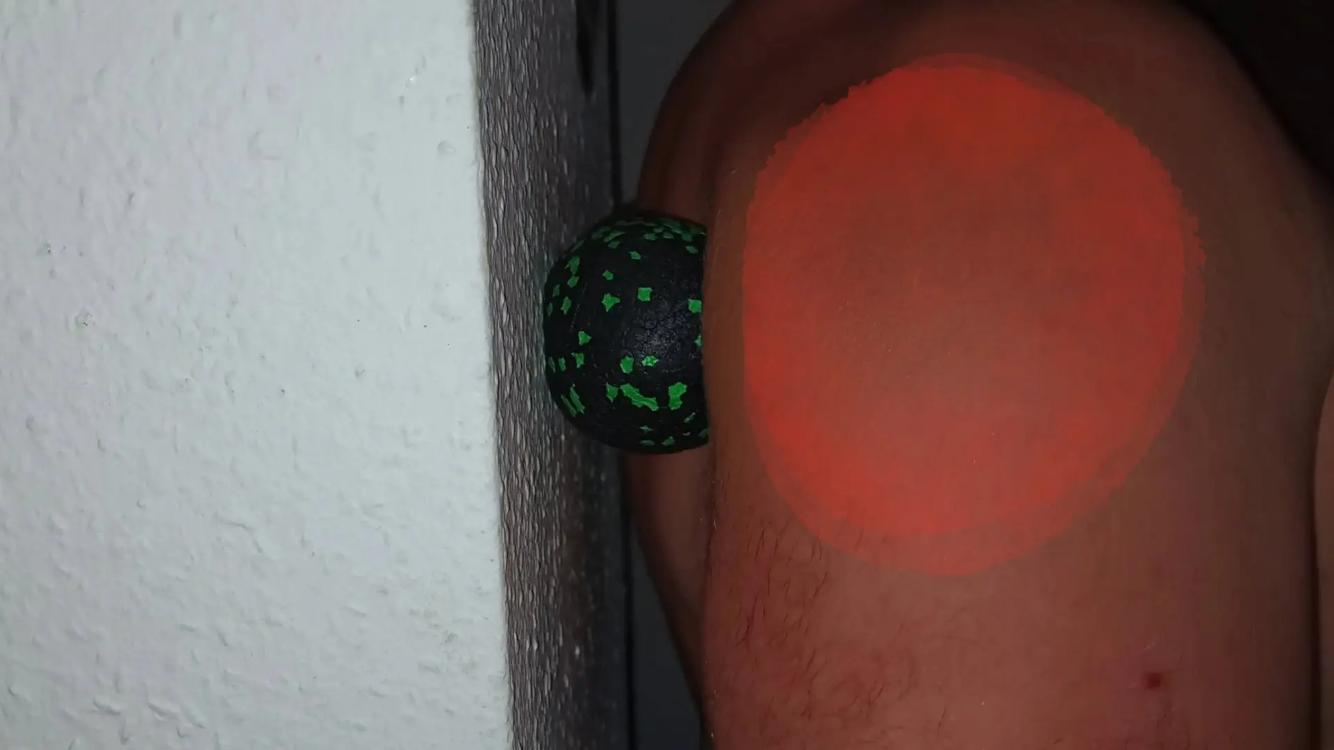 Anwendung eines Faszienballs an der Wand für die Schultergesundheit