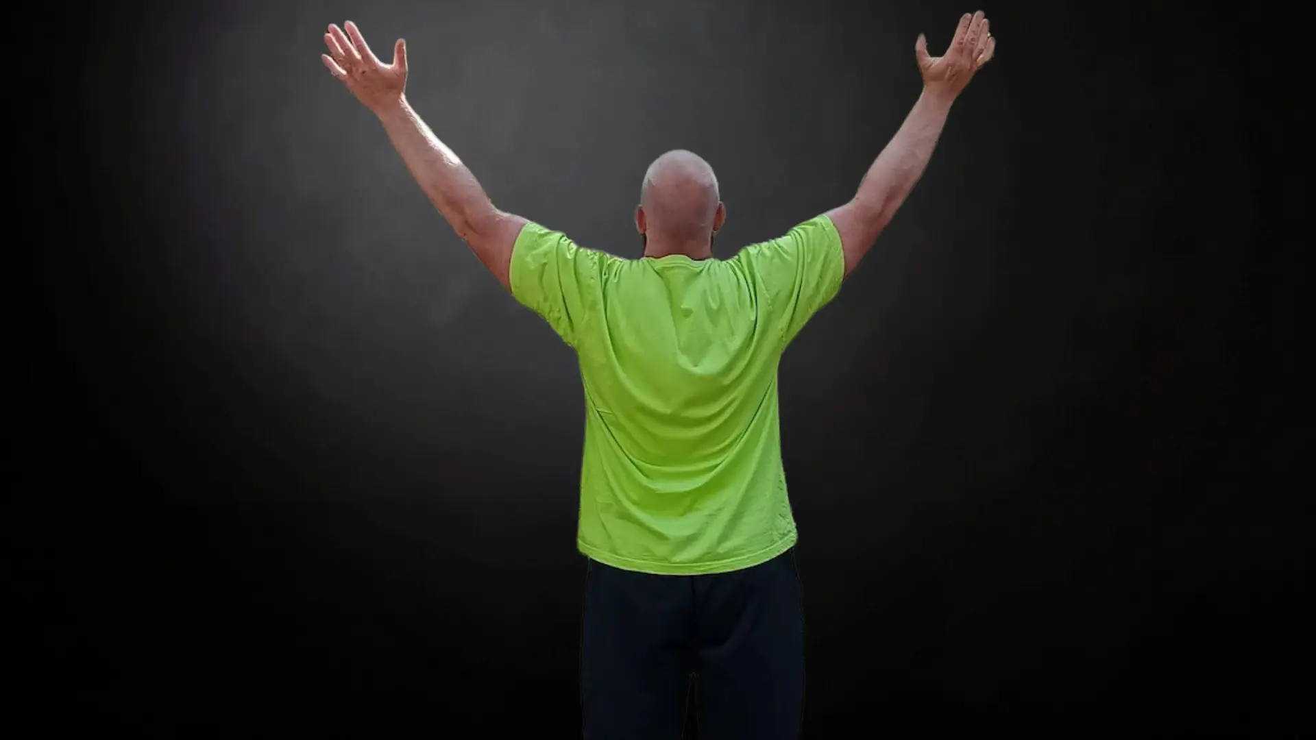 David Zöphel von hinten, die Arme in einer Pose der Erleichterung und des Triumphs nach oben gestreckt