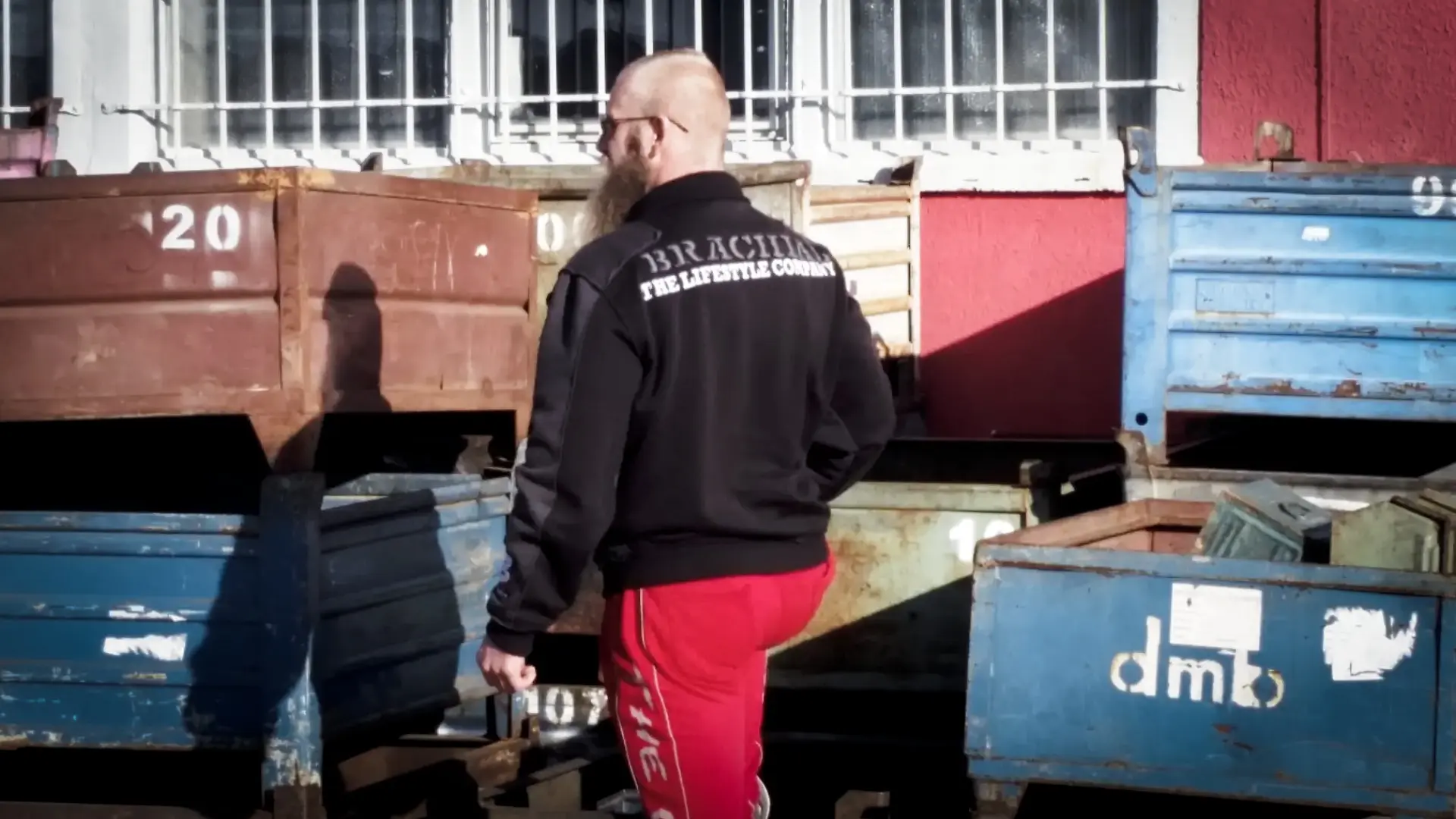 David von Toptipps24 in robuster Brachial-Activewear vor Industrie-Containern